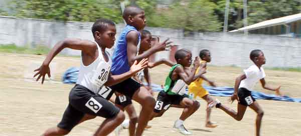 9-10 Boys 60m too close to call (Photo: Anthony de Beauville)