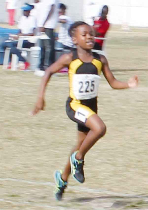 Niomi London on her way to setting a new record in the 150m (23.31) (Photo: Anthony de Beauville)