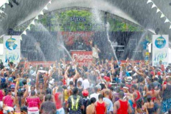 Image: Hundreds of patrons enjoying themselves at H2O Wet Fete.