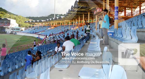The small crowd at hand appreciate Taylor’s performance. (PHOTO: Anthony De Beauville)