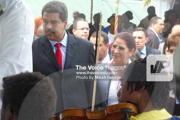 Image of Maduro meeting NICE employees who welcomed him at the Prime Minister’s official residence Saturday.