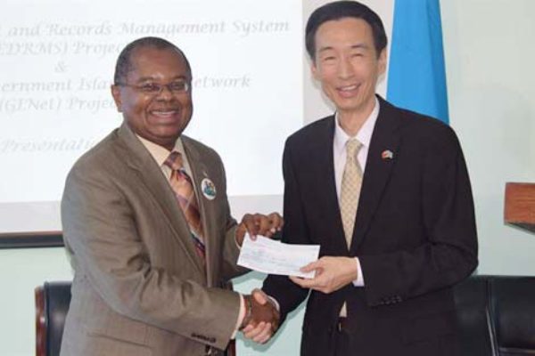 Image: Dr. Flecther receives the Taiwanese Grant