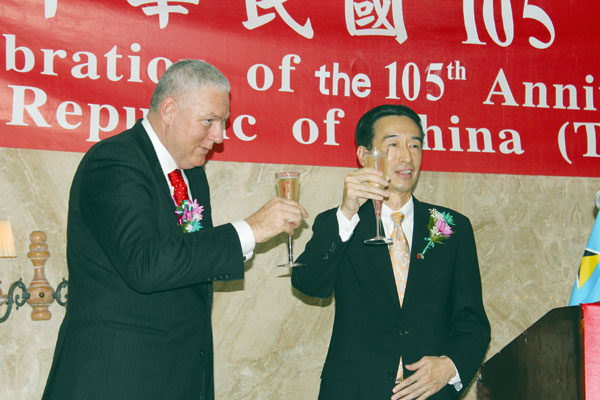 Image: Prime Minister Chastanet and Ambassador Mou toast Taiwan’s National Day. (Photo by PhotoMike)