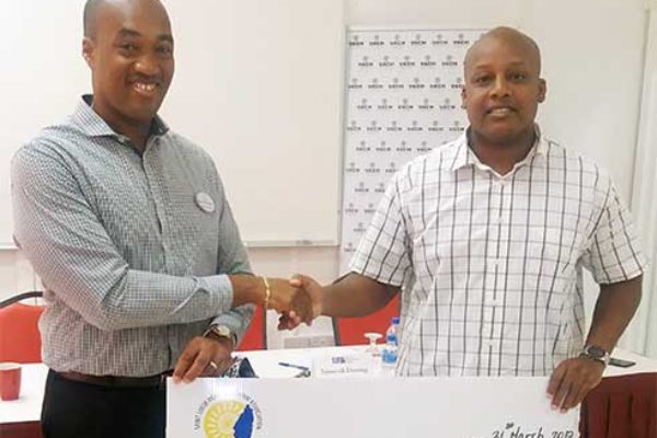 Image: Destang hands over cheque to Francis