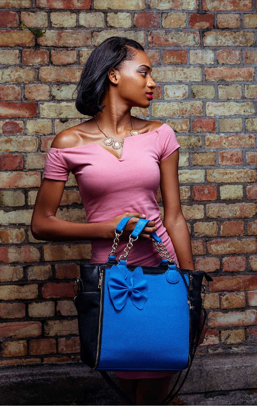 Image of Model with her interchangeable tifizouk.