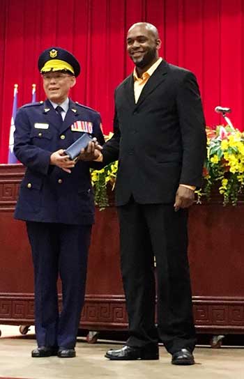 Image of Montelle Felix receiving his medal at an official award ceremony from the Commander in Chief of Central Police University for placing first (Photo: MF)