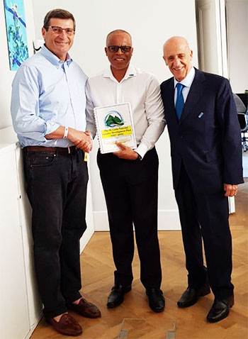 Image of Eddie Hazell presenting Saint Lucia’s Five Year Aquatic Development Plan to FINA’s President at the opening of the new FINA headquarters. (PHOTO: SLASA)