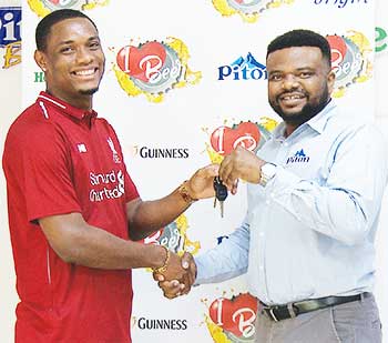 Image of the winner getting his keys!