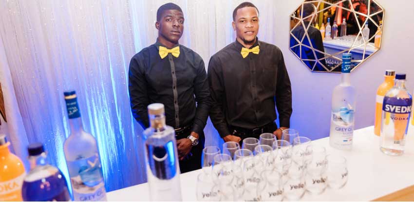 Image of Diligent bartenders on duty. (PHOTO: Belle Portwe)