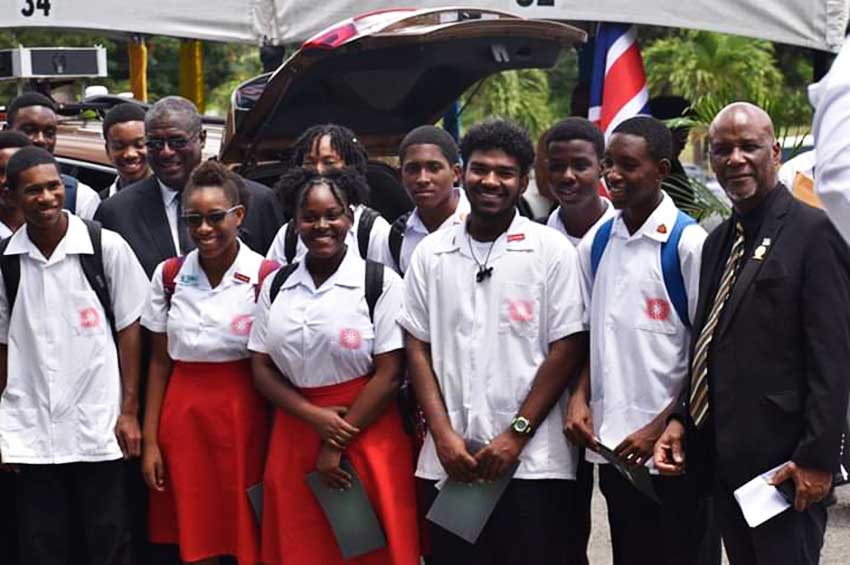 Image of Mayor Francis with students at the launch of the project.