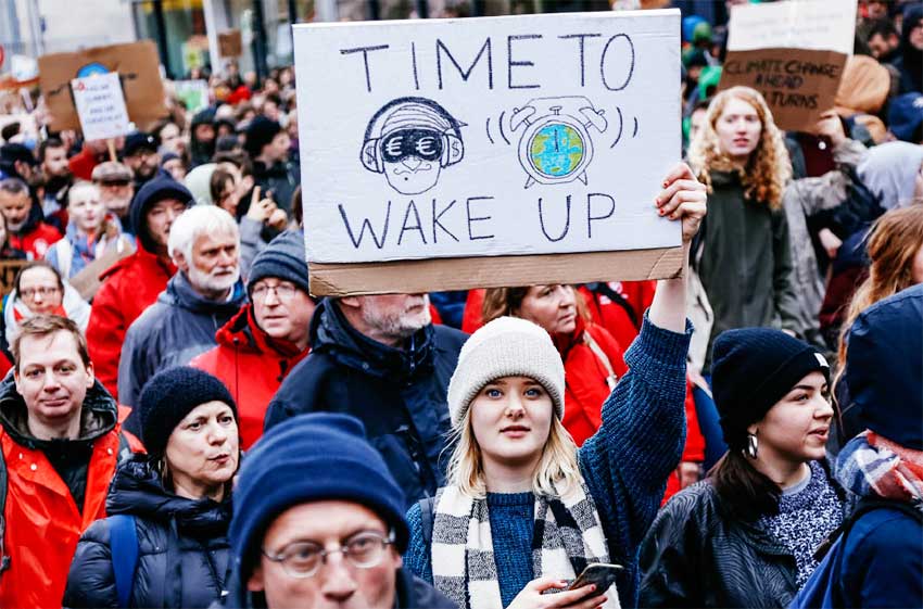Image of a woman holding a placard takes part in a demonstration against climate change in Brussels, Belgium, March 15, 2019. 