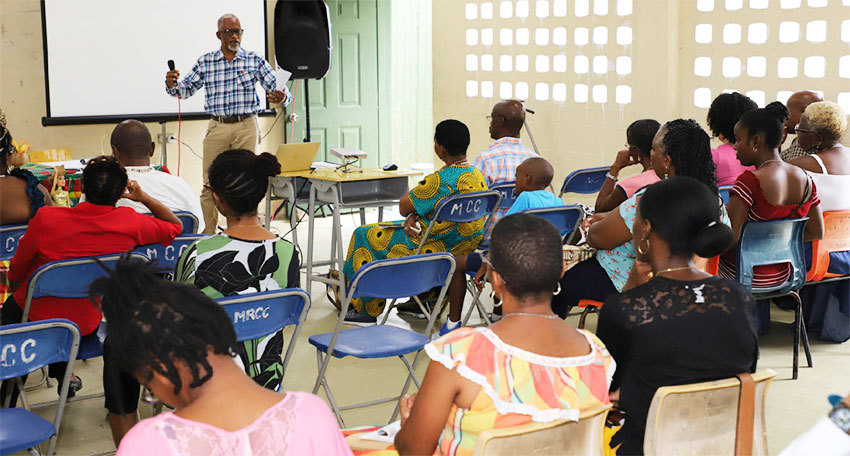 Image of Julius Polius during a sustainable development oriented presentation. 