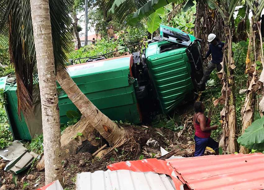 Image of wrecked garbage truck 