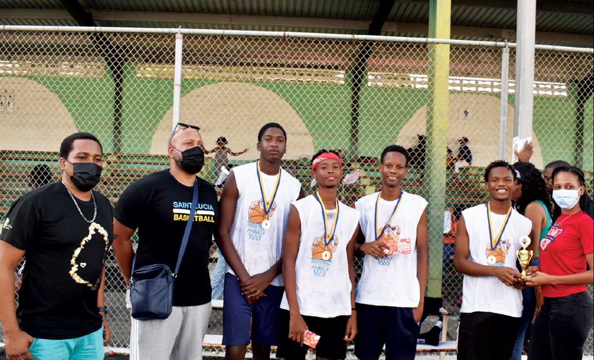 SLBF Assistant Secretary, Marlene Emmanuel presenting the winning trophy to the men’s team. (Photo: Anthony De Beauville) 