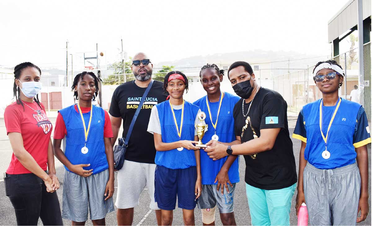 SLBF PRO, Kendal Eugene presenting the 1st place trophy to the female champion team. 