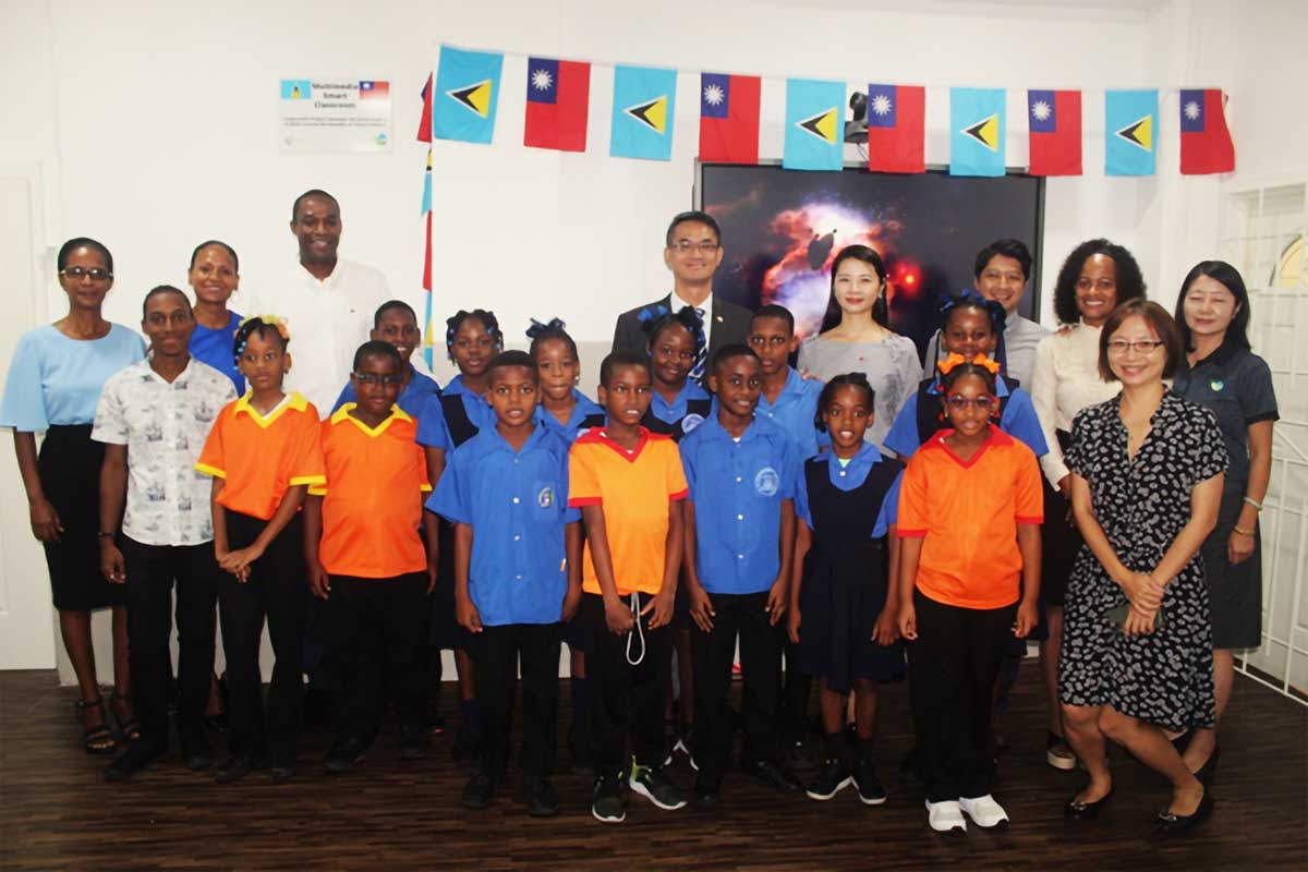 Ambassador Peter Chia-yen Chen and Mrs. Chen with Hon. Wayne Girard, Member of Parliament for Anse La Raye/Canaries; School Principal, Mrs. Flora Deterville; school teachers; Mrs. Joel Charles-Charlemagne, Education Officer for District Eight; other Taiwan Embassy and SALCC officials; and students at the official handover ceremony at Canaries Primary School.