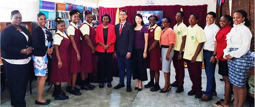 Ambassador Peter Chia-yen Chen and Mrs. Chen join Hon. Emma Hippolyte, Minister for Commerce, Manufacturing, Business Development Cooperatives and Consumer Affairs, Vice-Principal Chrisentia Combie, teachers and students of Soufriere Comprehensive Secondary School and others at the MoU signing ceremony.