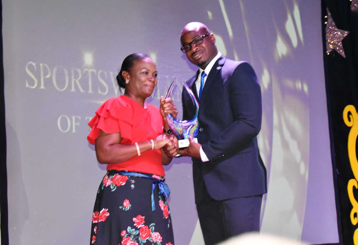Julien Alfred’s Mom collects Sportswoman of the Year Award on behalf of her daughter.