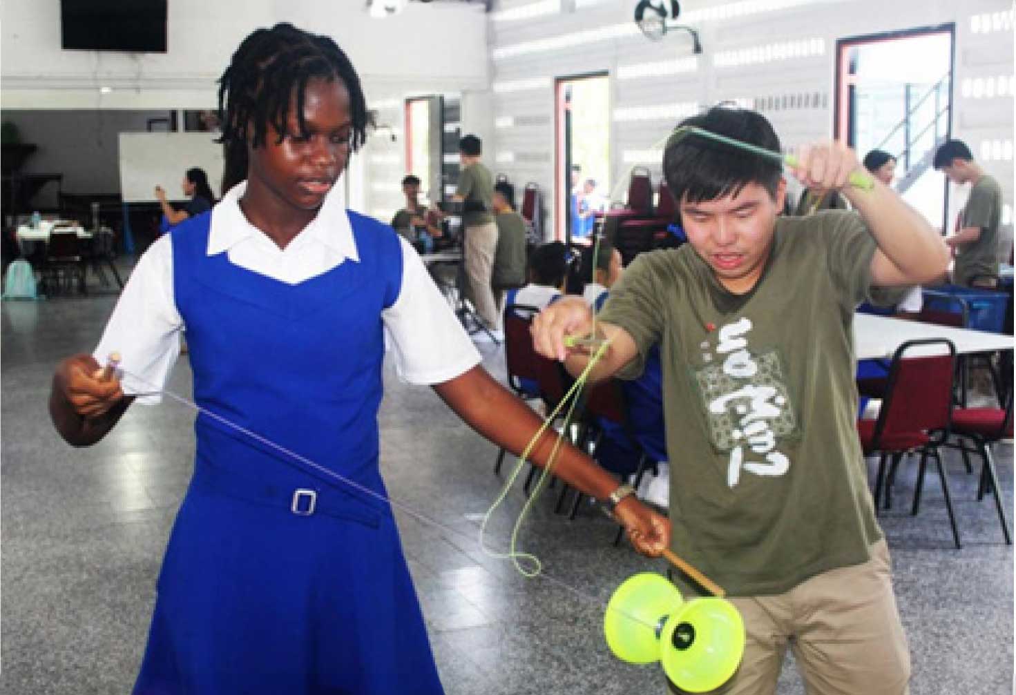A Taiwan Youth Ambassador shares the secrets to his special talent with a student at St. Joseph’s Convent.