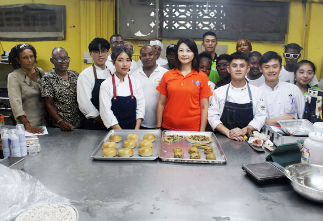 Mrs. Chen; Mr. Anthony Bousquet, President of the Bakers Association; Mr. Cyril Saltibus, Secretary of the Bakers Association; Mrs. Sylvia Cadasse, owner of Mannee’s Bakery; Taiwan Youth Ambassadors; and local bakers at the bakery workshop at Mannee’s Bakery on Monday, September 4.